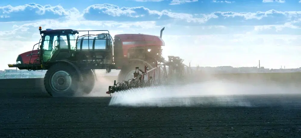 Agente antideriva sendo aplicado em pulverização agrícola com formação de gotas uniformes